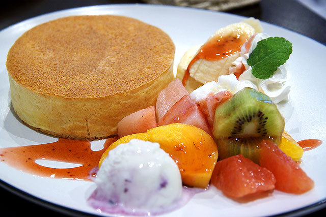 Cafe＆Dining　Fleur （フルール）-フルーツ盛りだくさんパンケーキ.jpg