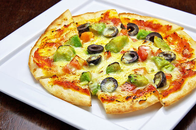キッチン ラ アンドウ-フレッシュトマトとアボカドのピザ.jpg