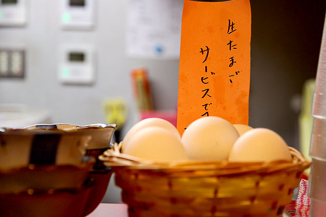ダントツラーメン-生卵2.jpg