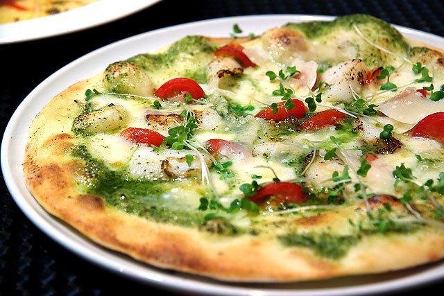 トラットリア モモ-イカ･トマト･モッツァレラチーズのジェノバソースのピザ.jpg