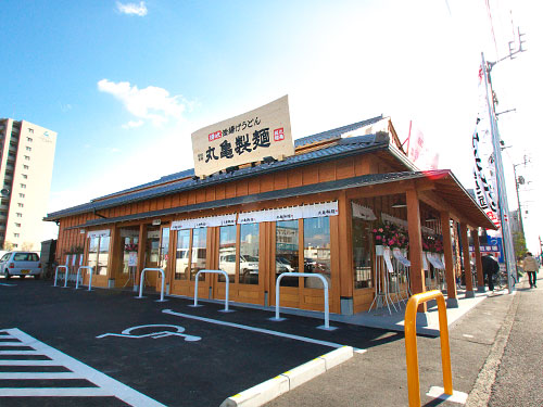 丸亀製麺-店外.jpg